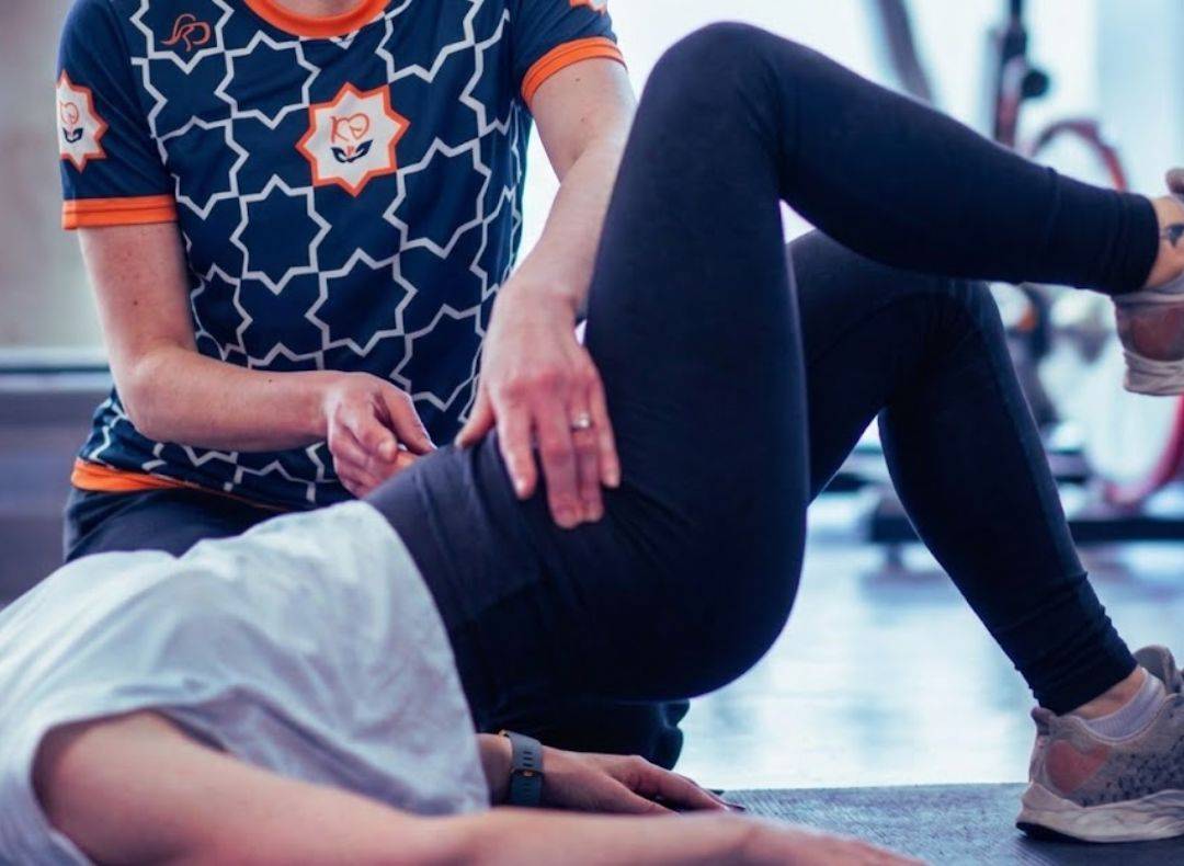 Fisioterapeuta especialista en suelo pélvico guiando ejercicios terapéuticos durante una sesión en Kivnon Fisioterapia