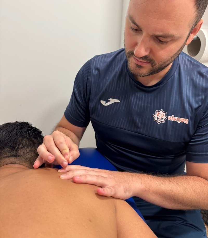 Fisioterapia con ecografo durante una sesión de tratamiento invasivo en espalda realizada por Kivnon Fisioterapia