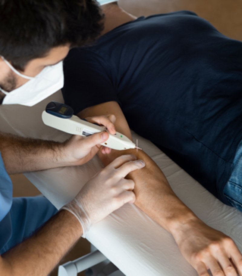 Ecografia fisioterapia durante una técnica invasiva en brazo con aguja y dispositivo de tratamiento en Kivnon Fisioterapia