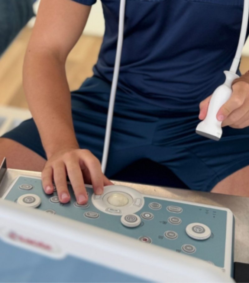 Fisioterapia invasiva ecoguiada con fisioterapeuta utilizando ecógrafo para valorar y tratar tejidos en Kivnon Fisioterapia