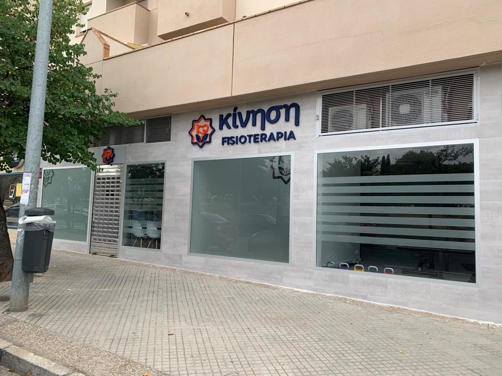 Clínicas fisioterapia Granada con fachada exterior de Kivnon Fisioterapia, centro a pie de calle con amplias cristaleras y acceso visible
